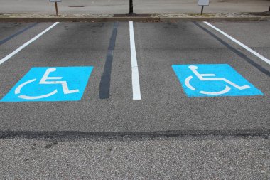 Erişilebilir park yeri. Pittsburgh, Pennsylvania 'daki kamu binasının önündeki engelli park yeri.