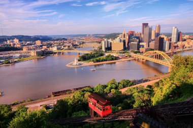 Pittsburgh gün batımı fotoğrafı. Pennsylvania 'daki Pittsburgh şehrinin silueti füniküler.