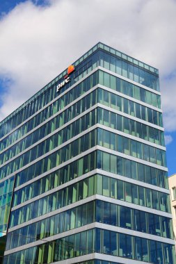 OSLO, NORway - 2 Ağustos 2015: Oslo 'nun Bjorvika ilçesindeki ofis binası. PWC Finansal Hizmetler ve Denetim Şirketi Ofisi.