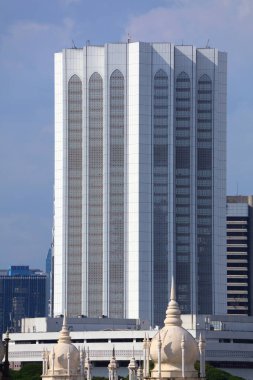 KUALA LUMPUR, MALAYSIA - 17 Mart 2024: Kuala Lumpur şehir merkezindeki Dayabumi Kompleks ofis binası. Sahibi KLCC Mülkiyet Holdingleri (Petronas üyesi)).