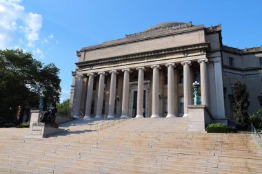 NEW YORK, ABD - 6 Temmuz 2013: New York 'taki Columbia Üniversitesi Kütüphanesi. Columbia, New York 'ta özel bir Ivy League araştırma üniversitesidir..