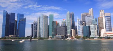 Singapur City panoramik fotoğrafı, şehir merkezindeki gökyüzü Marina Körfezi boyunca görülüyor. Modern şehir manzarası.