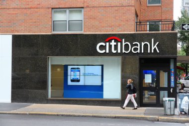 NEW YORK, ABD - 1 Temmuz 2013: New York 'ta Citibank şubesinin önünden geçen kişi. Citibank, New York 'tan gelen çok uluslu finans hizmeti sağlayıcısı Citigroup' un bir parçası..