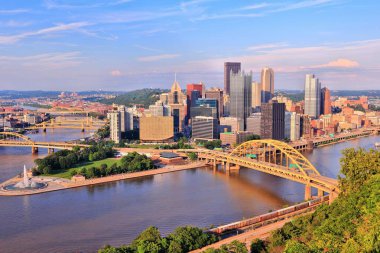 Pittsburgh gün batımı fotoğrafı. Pensilvanya 'da Monongahela Nehri ile Pittsburgh şehrinin silueti.