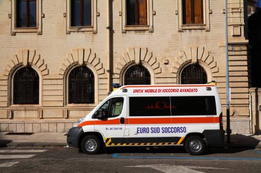 MESSINA, İtalya - 13 Ağustos 2024: Sicilya Adası, İtalya 'daki Messina şehrinde ambulans aracı.