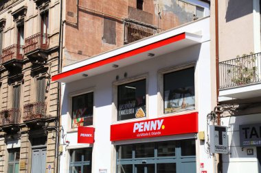 CATANIA, İtalya - 12 AĞUSTOS 2024: Catania, İtalya 'da Penny süpermarketi. Penny bakkalları Rewe Grubu 'nun bir parçasıdır..