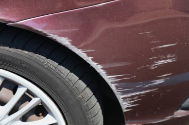 Yan tarafında çizik olan sıradan bir araba, diğer araca sürtünmüş bir araba. Küçük bir kaza sonucu - İtalya 'da ufak bir kaza..