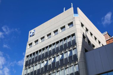 BARCELONA, İspanya - 8 Ekim 2021: Barcelona, İspanya 'daki Mossos d' Esquadra polis karakolu binası. Servei Catala de Transit (Katalan Trafik Servisi, SCT).