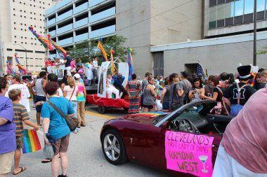 CLEVELAND, ABD - 29 Haziran 2013: LGBTQ hakları savunucuları Cleveland 'daki Gay Onur Yürüyüşü' ne katıldı. 25. geleneksel Cleveland Gay Onur Yürüyüşü..