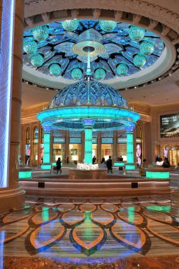 MACAU, ÇİN - 13 Kasım 2025: Galaxy Macau Kumarhanesi ve Çin 'deki alışveriş merkezinde kristal lobi. Cotai Strip kumarhanelerinden biri..