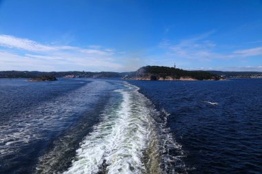 Yolcu gemisi Kuzey Denizi 'nde Kristiansand, Norveç' in arka planında görülüyor. Arka planda kirlilik dumanı görülüyor.