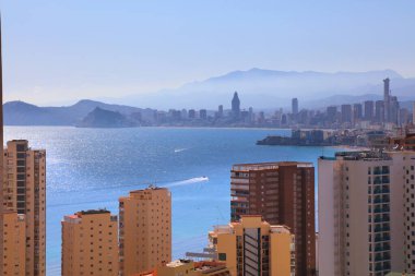Nisan ayında sisli havada Benidorm şehri manzarası. Valencia Topluluğu (Comunidad Valenciana), İspanya.