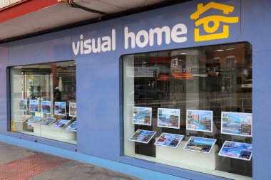 BENIDORM, İspanya - 10 Nisan 2025: Alicante Eyaleti Benidorm 'da Görsel Ev Emlak Bürosu.