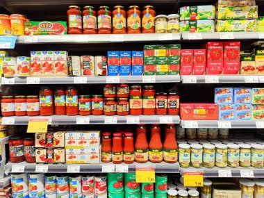 BENIDORM, İspanya - 11 Nisan 2025: Benidorm, İspanya 'da bir markette domates püresi kutuları, kutular ve kavanozlar.