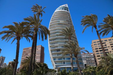 BENIDORM, İspanya - 9 Nisan 2025: Benidorm, İspanya 'nın Poniente semtindeki Delfin Tower apartmanı.