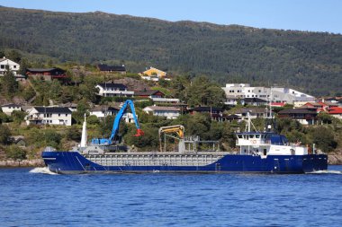 Norveç General kargo gemisi. Vestland, Norveç 'te bir fiyortta orta büyüklükte bir gemi..