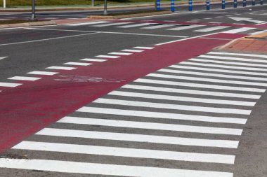 Benidorm bisiklet yolu ve yaya geçidi. Valensiyalı cemaatinin Benidorm kasabasındaki şehir caddesi (Comunidad Valenciana), İspanya.