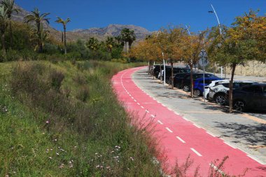 Benidorm bisiklet yolu ve yaya geçidi. Valensiyalı cemaatinin Benidorm kasabasındaki şehir caddesi (Comunidad Valenciana), İspanya.