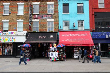 LONDON, İngiltere - 15 Mayıs 2012: Alışverişçiler Londra 'daki Camden Town' u ziyaret etti. Sıradışı modası, bağımsız müzik dükkanları ve dövme salonlarıyla popüler bir alternatif alışveriş alanıdır..