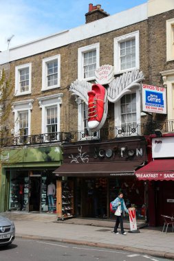 LONDON, İngiltere - 15 Mayıs 2012: Alışverişçiler Londra 'daki Camden Town' u ziyaret etti. Sıradışı modası, bağımsız müzik dükkanları ve dövme salonlarıyla popüler bir alternatif alışveriş alanıdır..