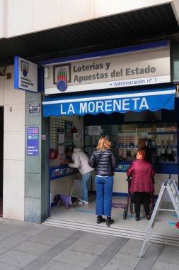 CULLERA, SPAIN - 2 HAZİRAN 2026: İnsanlar İspanya 'nın Cullera kasabasındaki Loterias y Apuestas del Estado (Eyalet Piyangoları ve Bahisleri) dükkanını ziyaret ediyor.