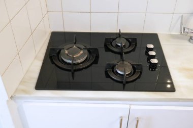 İspanyol iç mimarisi. Mutfakta üç adet ocağı var..