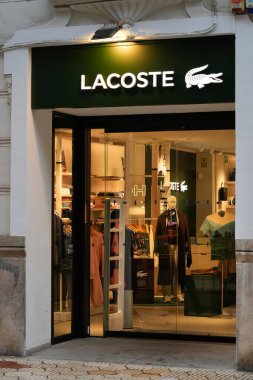 VALENCIA, İspanya - 5 HAZİRAN 2026: Lacoste marka moda mağazası Valencia, İspanya.