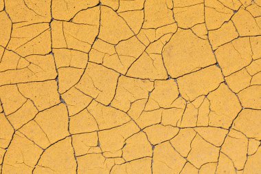 Sarı, pis bir geçmişi var. Soyulmuş boyanın geçmişe dönük dokusu. Yıpranmış kırık boya grunge arka plan yüzeyi.