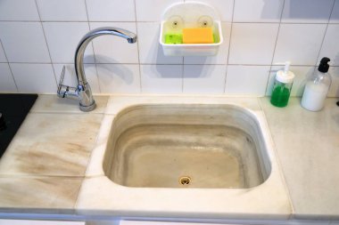 İspanyol iç mimarisi. Mermerden yapılmış mutfak lavabosu.