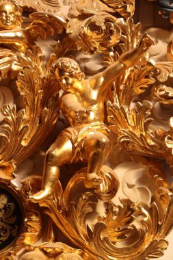 WROCLAW, POLAND - 2 Eylül 2018: Wroclaw 'daki St. Elizabeth Kilisesi' nde altın putto (tombul bebek melek). Polonya 'daki Ortaçağ Gotik Kilisesi.