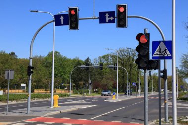 Polonya 'nın Kedzierzyn-Kozle kentindeki trafik ışıklarıyla standart kavşak.