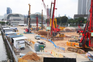 SINGAPORE ŞEHRİ, SINGAPORE - 11 Mart 2024: Singapur 'un Marina Körfezi' nde NS Meydanı kentsel gelişim alanında inşaat işçileri.