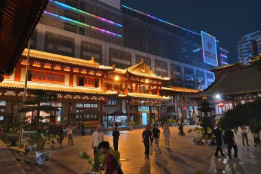 Guangzhou, Çin - 7 Kasım 2025 Çin 'in Guangdong bölgesindeki Guangzhou şehrindeki Dafo Tapınağını ziyaret ediyorlar. Chan Budizmi 'nin Büyük Buda Tapınağı olarak da bilinir..