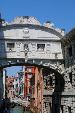 İç Çekiş Köprüsü (İtalyanca: Ponte dei Sospiri), Venedik, İtalya 'da tarihi köprü.