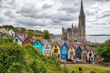 Cobh County Cork, İrlanda 'da. Ünlü kilisesi olan renkli bir İrlanda kasabası..