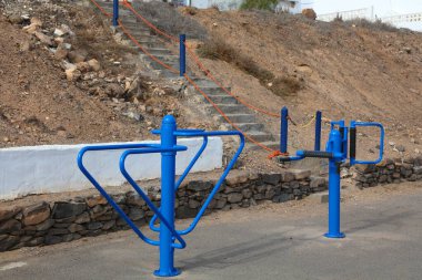 İspanya 'nın Kanarya Adaları' ndaki Fuerteventura adasında Salinas del Carmen 'de açık hava spor malzemeleri..