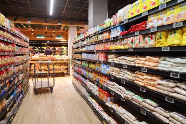 FUERTEVENTURA, İspanya - 6 Aralık 2024: Fuerteventura, İspanya 'da bir süpermarkette un ve sebze fiyatları.