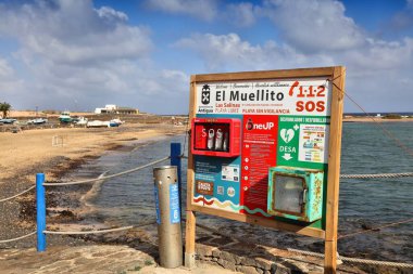 FUERTEVENTURA, İspanya - 6 Aralık 2024: Sahil kurtarma ekipmanları ve İspanya 'nın Kanarya Adaları Fuerteventura Adası' ndaki El Muellito Plajı 'ndaki kamu AED defibrilatörü.
