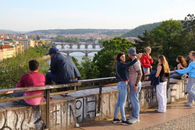 PRAG, CZECH Cumhuriyet - 1 Mayıs 2024: Çek Cumhuriyeti 'nin Prag kentindeki Letna Park' taki bir perspektif terasını ziyaret edin.