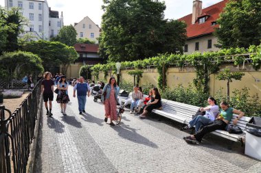 PRAG, CZECH REPUBLIC - 1 Mayıs 2024: İnsanlar Prag şehir merkezindeki Fransiskan Bahçesini (Frantiskanska Zahrada) ziyaret etti.