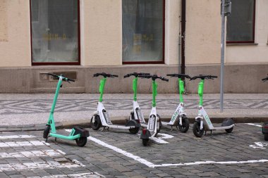 PRAG, CZECH REPUBLIC - 5 Mayıs 2024: Çek Cumhuriyeti 'nin Prag (Nove Mesto) İlçesi' nde sokağa park edilmiş limon ve Bolt elektrikli scooterlar.