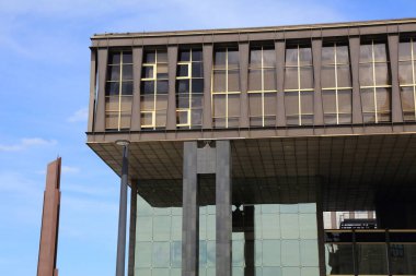 PRAG, CZECH Cumhuriyet - 1 Mayıs 2024: Çek Cumhuriyeti Prag Ulusal Müzesi 'nin Yeni Binası. Eski Prag Borsası ve Meclis binası..