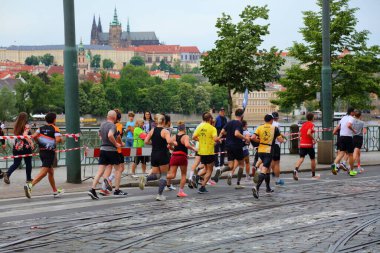 PRAG, CZECH REPUBLIC - 5 Mayıs 2024: Avrupa 'nın en büyük maratonlarından biri olan Prag Maratonu' na koşucular katıldı.