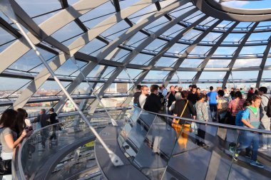 BERLİN, GERMANY - 27 AĞUSTOS 2014: İnsanlar Berlin 'deki Reichstag binasını ziyaret ediyor. Kubbe 1999 'da tamamlandı. Mimar Norman Foster tarafından tasarlandı..