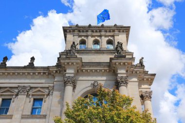 Reichstag binası, AB bayraklı Alman parlamentosu. Berlin, Almanya.