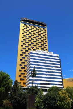 TİRAN, ALBANIA - 10 Temmuz 2025: Tiran şehir merkezindeki Kıtalararası Otel ve Tiran Uluslararası Oteli, Arnavutluk.