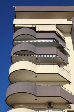 Arnavutluk 'un Vlora kentinin mimarisi. Tipik balkonlu bir apartman manzarası. Tatil kiralama stüdyoları inşa ediliyor.