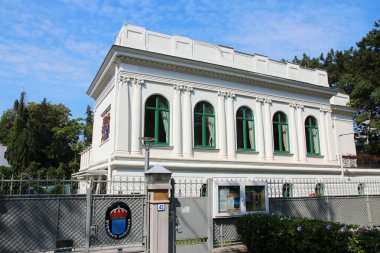 BUCHAREST, ROMANIA - 19 Ağustos 2012: Romanya 'nın Bükreş kentindeki eski bir villada İsveç Büyükelçiliği.