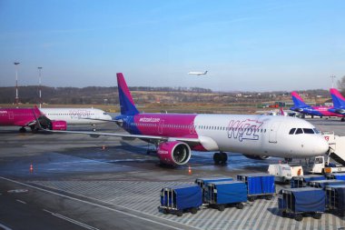 KRAKOW, POLAND - 13 Şubat 2022: Wizzair Hava Yolları Polonya 'daki Krakow Havaalanı' nda düşük maliyetli uçak. Polonya 'nın en yoğun ikinci havaalanıdır..