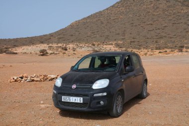 27 Şubat 2022, Fiat Panda, Fas 'ta bir çöl parkına park edilmiş küçük bir İtalyan hatchback arabası..